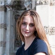 Studentessa universitaria offre ripetizioni di filosofia per studenti liceali